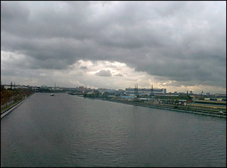 moscow_river_sm.jpg (19033 bytes)